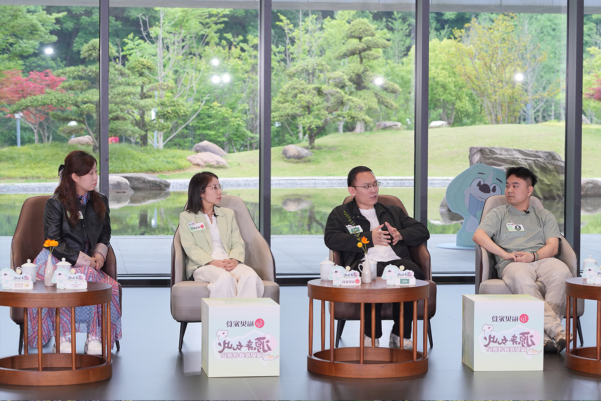 闫总讲话 4人.png